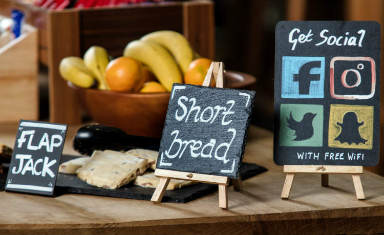 marketing restaurant with social media