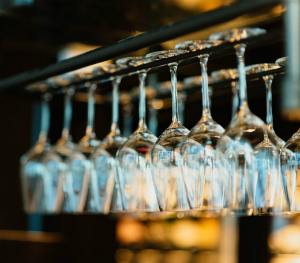 How to store wine 
glasses
