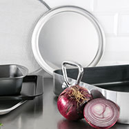 Choosing the Right Cookware Material pans pots cooking dishes